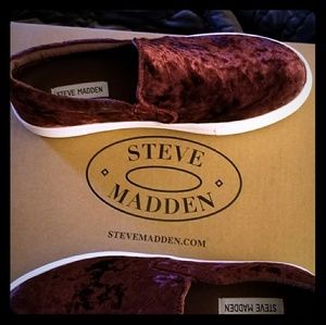 Steve Madden GILLS Burgandy Velvet Slip-On